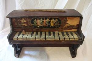 lot 190 image: Very Beautiful Vintage Tiny Piano