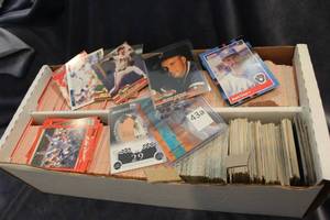 lot 284 image: Large Baseball Card Lot with Sammy Sosa Card