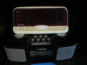 lot 725 image: Westclox alarm clock - living solutions alarm - am-FM radio clock