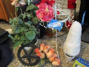 lot 733 image: flower dcor with pats - Texas star wind chimes