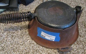 lot 737 image: GRISWALD Waffle maker Cast Iron - American #6