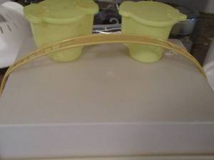 lot 739 image: Rubbermaid square cake Tupperware with lid