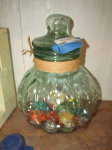 lot 746 image: large glass jarvase with lid, full of dcor jewels - Easter
