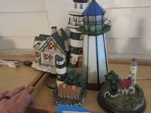 lot 783 image: 2 lighted light houses qty 4, 1 has displays