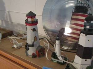 lot 782 image: 2 lighted light houses- 14 plate light house dcor