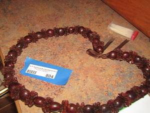 lot 804 image: KUKUI NUT LEI