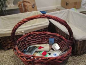 lot 821 image: 3 wicker baskets 1 has handle 2 have inserts