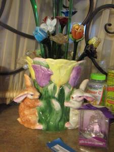 lot 884 image: rabbit dcor vase with glass flowers- glass grapes-