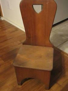 lot 885 image: Small childs wooden chair in good condition has high back