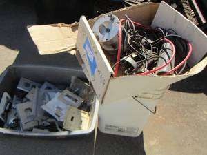 lot 913 image: Electric wall plugs and mounts
