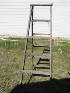 lot 918 image: wooden 5 step- step ladder