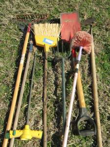 lot 921 image: Lawn and garden tool lot