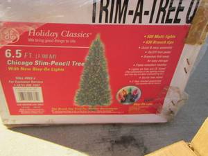 lot 936 image: Holiday classics 6.5ft Chicago slim pencil tree