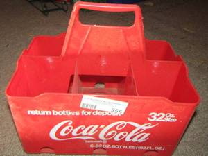lot 956 image: plastic 32oz bin with handle