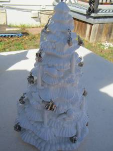lot 712 image: White ceramic tree with mini charms