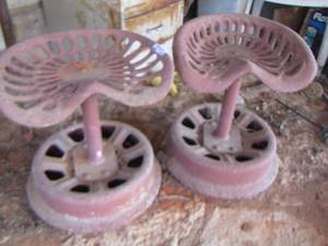 lot 710 image: TRACTOR SEAT  ON IRON BASE   QTY 2