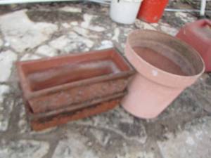 lot 995 image: 3 plant pots- 1 ceramic- 2 plastic
