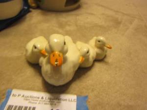 lot 1018 image: Goebel momma duck & babies from west Germany