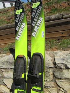 lot 1045 image: set of Electra skis