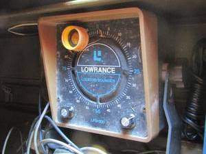 lot 1059 image: LOWRANCE  LFG 300  depthfinderfish locator  4 amp power supply