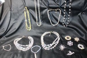 lot 208 image: (14) Aurora Borealis and glass bead jewelry. Includes a swedged NorthStar concave pin, necklaces, brooches plus