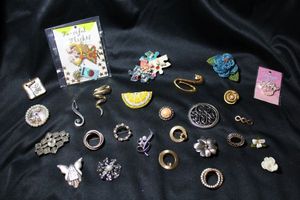 lot 204 image: (20) Brooch  Pin selection. Varying styles, designs, ages, and materials