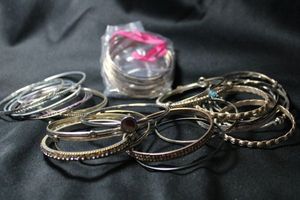 lot 218 image: (50) SILVER TONE metal, aluminum, and plastic bangle bracelets. Assorted styles.