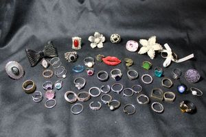 lot 242 image: (50) Selection of fashion rings. Assorted styles, materials, sizes and ages