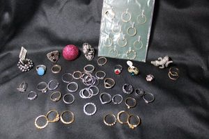 lot 240 image: (50) Selection of fashion rings. Assorted styles, materials, sizes and ages