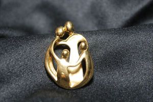 lot 20 image: Signed Sterling Silver vermeil (gold over sterling) Relios Carolyn Pollack Family of 4 pendant. 1.25L. Marked with hallmark and 925 on reverse. 8.7 gr approx