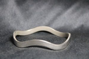 lot 153 image: Sterling Silver hinged undulating bangle bracelet. Marked 925 inside. 22.7 gr approx
