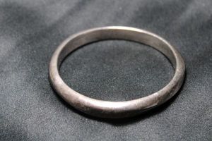 lot 70 image: Sterling Silver silversmith artisan crafted bangle bracelet. Marked 925 SSD inside. 20.0 gr approx