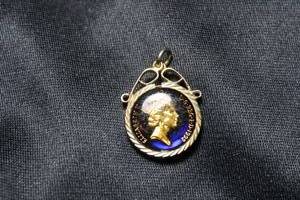 lot 71 image: 1992 enamel Queen Elizabeth 5 pence commemorative double sided coin in scrolled pendant frame with glass.