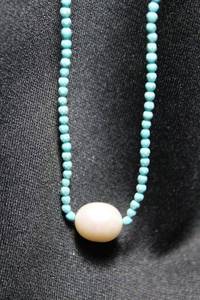 lot 73 image: Artisan crafted faceted blue bead 12L choker with oversized pearl highlight. Marked 925 on sterling silver vermeil spring ring clasp.