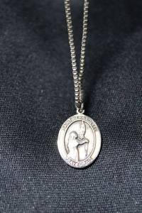 lot 80 image: Sterling Silver 17L box chain with sterling Saint Bernadette Pray For Us medallion. Chain marked 925 near lobster clasp. Pendant marked sterling BLI on reverse. 6.5 gr approx