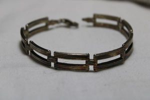 lot 82 image: Sterling Silver Italian vintage modernist link bracelet. 7.5L. Marked 925 Italy near lobster clasp. Heavy. 19.0 gr approx