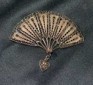 lot 142 image: Antique Victorian Silesian wirework broochpin in fan form with heart dangle. C-clasp extended pin. Large size 3W x 2H approx.