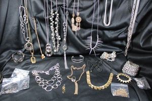 lot 339 image: (25) Mid Century Modern (MCM) style jewelry