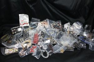 lot 258 image: (55) Assorted bracelet selection. Varying designs, styles, materials