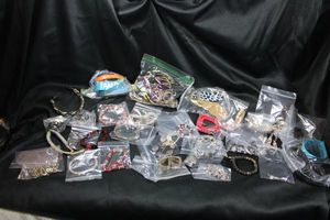lot 259 image: (55) Assorted bracelet selection. Varying designs, styles, materials