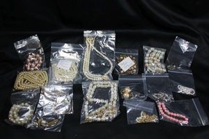 lot 260 image: (17) Pearl Selection. Includes pink pearls and more
