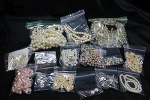 lot 262 image: (15) Pearl Selection. Includes pearl and glass bead wedding choker and more