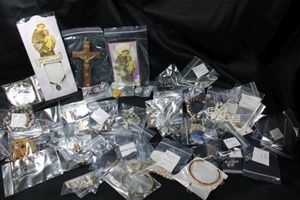 lot 271 image: (50) Religious jewelry items. Includes medallions, icons, rosaries, crosses, worry bead bracelets, charms, and more