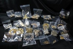 lot 282 image: (30) Silver & Gold jewelry selection.