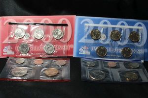 lot 370 image: Coins Uncirculated Mint Sets - 2000 Denver and Philadelphia Sets