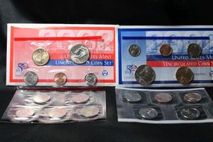 lot 372 image: Coins Uncirculated Mint Sets - 2002 Denver and Philadelphia Sets