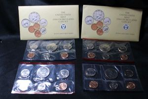 lot 378 image: Coins Uncirculated Mint Set - (2) 1990 Proof set