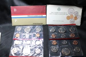 lot 380 image: Coins Uncirculated Mint Set - (1) 1984 and (1) 1989 Mint sets