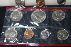 lot 383 image: Coins Uncirculated Mint Sets - (2) 1980