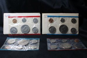 lot 385 image: Coins Uncirculated Mint Sets - (1) 1977 and (1) 1976